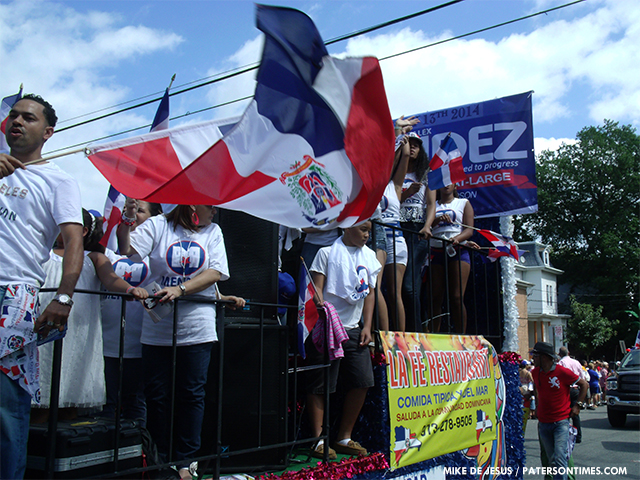 2013-dominican-day-parade-6